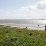 Prachtige Bungalow Op Vakantiepark Bij Zee.
