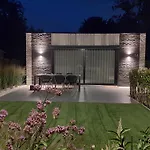 Prachtige Bungalow Op Vakantiepark Bij Zee.